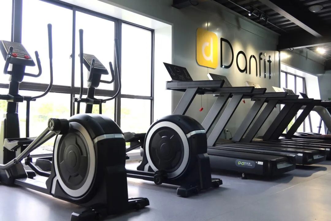 清明假期国内游客出游花费539.5亿；武商集团启动轻资产战略；王鹤棣潮牌D.Desirable首店开业...| 赢商周报