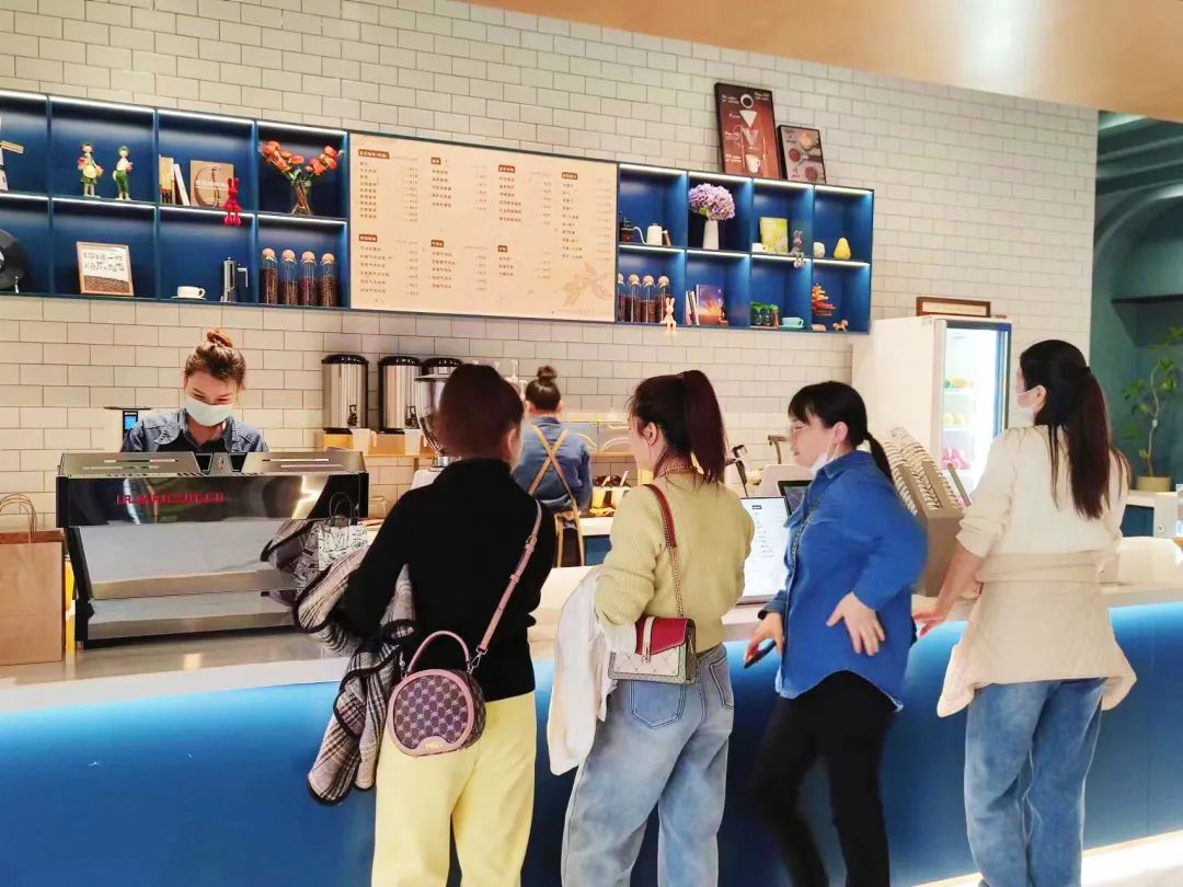 胖东来开咖啡店！这4个细节又赢了