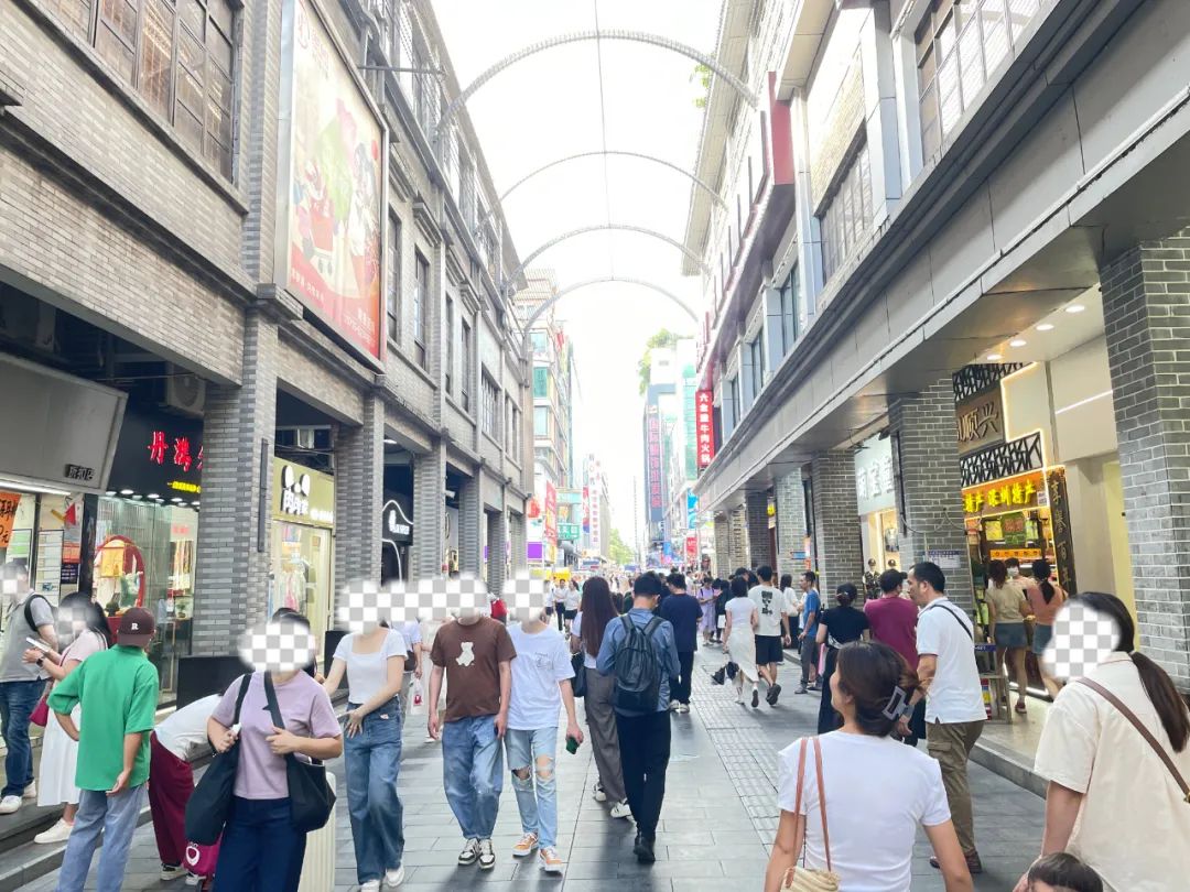 有人生意惨淡、有人客流爆棚，深圳这个商圈“冰火两重天”？！