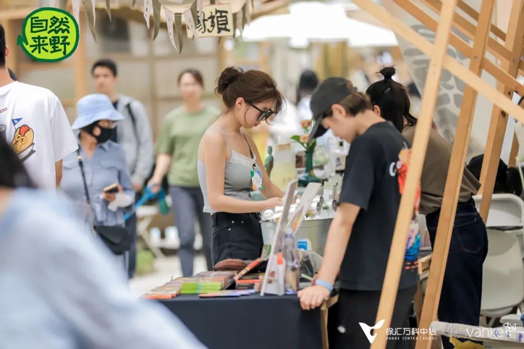 实探徐汇万科广场，看见一座「包围式」公园商业