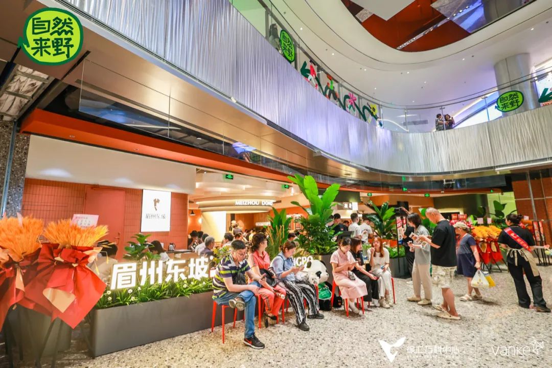 实探徐汇万科广场，看见一座「包围式」公园商业