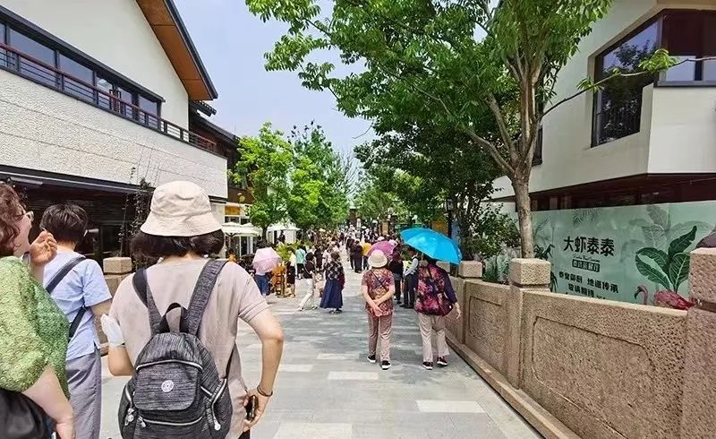加得 | 上海购物中心越开越多，时髦阿姨大爷们为何口袋有钱还是“没啥可买”？