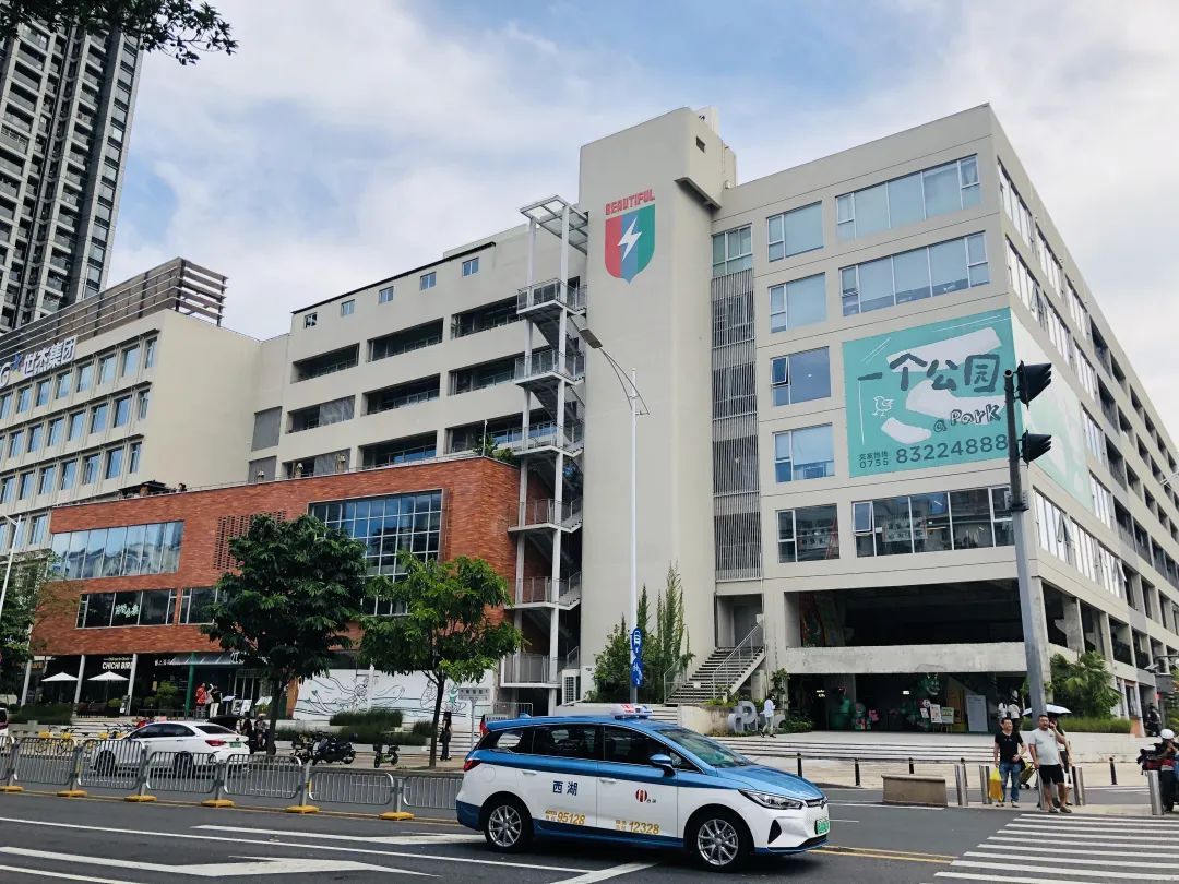 不靠颜值靠「废土」，商业空间“摆烂”了？