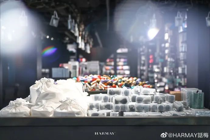 不靠颜值靠「废土」，商业空间“摆烂”了？