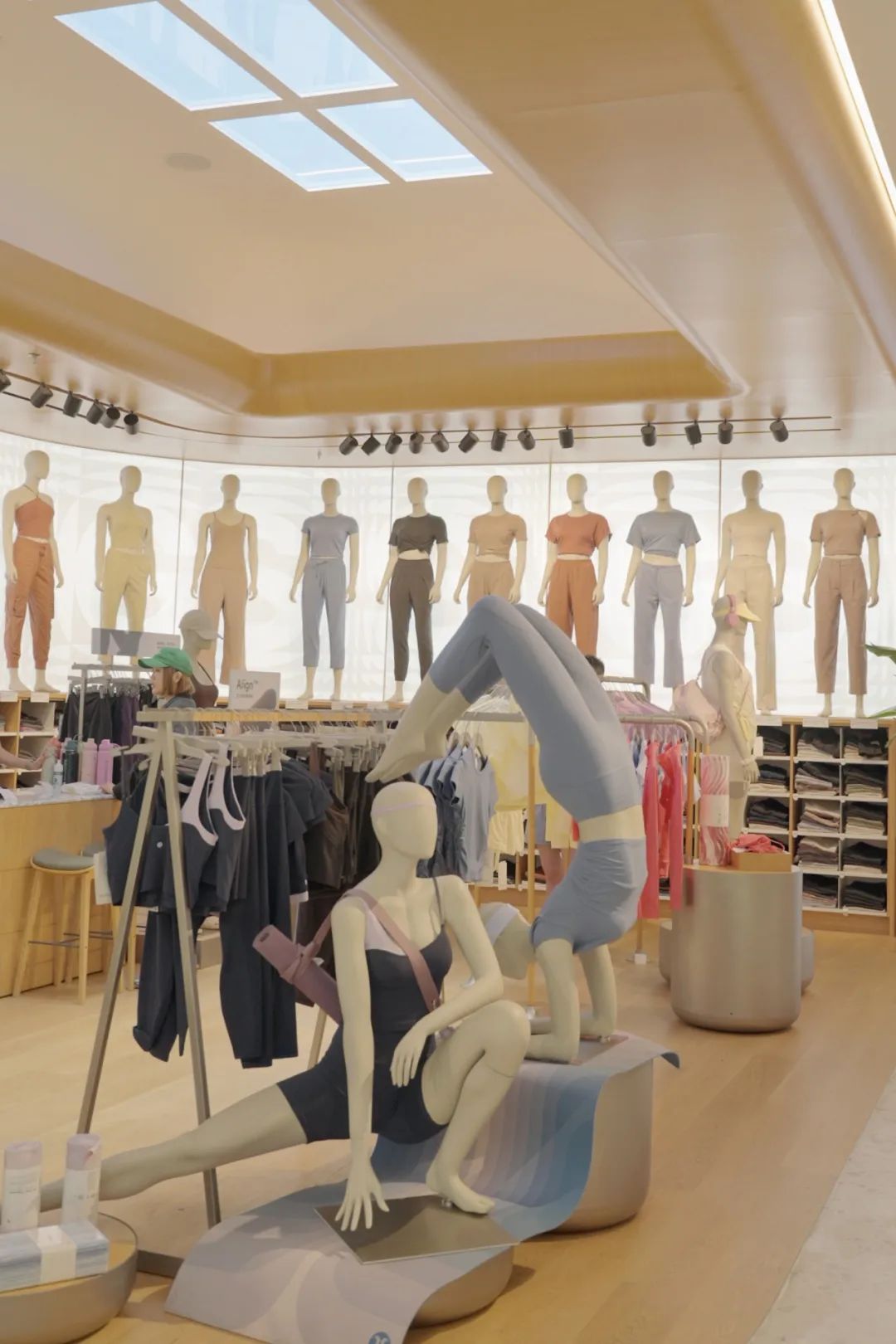 lululemon北京最大门店开业，但国内的中产女孩也不够用了