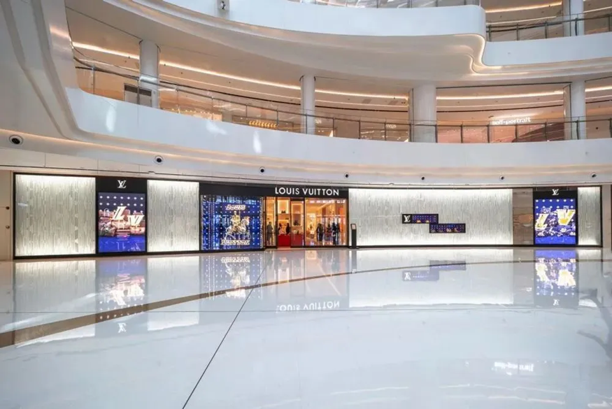 LV北京旗舰店延期开业；霸王茶姬开进大学；百联青浦奥莱二期启动；Moncler或收购BURBERRY