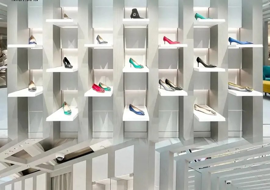 LV北京旗舰店延期开业；霸王茶姬开进大学；百联青浦奥莱二期启动；Moncler或收购BURBERRY