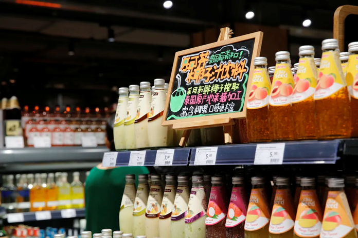 LV北京旗舰店延期开业；霸王茶姬开进大学；百联青浦奥莱二期启动；Moncler或收购BURBERRY