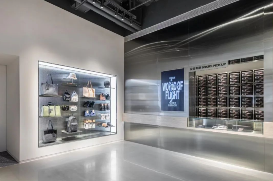 LV北京旗舰店延期开业；霸王茶姬开进大学；百联青浦奥莱二期启动；Moncler或收购BURBERRY