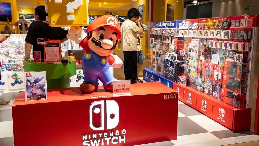 LV北京旗舰店延期开业；霸王茶姬开进大学；百联青浦奥莱二期启动；Moncler或收购BURBERRY