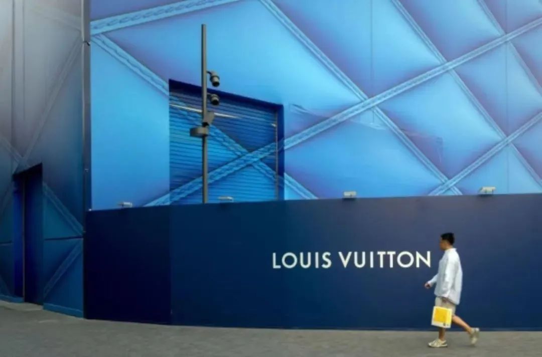 LV北京旗舰店延期开业；霸王茶姬开进大学；百联青浦奥莱二期启动；Moncler或收购BURBERRY