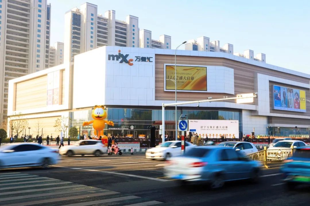 LV北京旗舰店延期开业；霸王茶姬开进大学；百联青浦奥莱二期启动；Moncler或收购BURBERRY