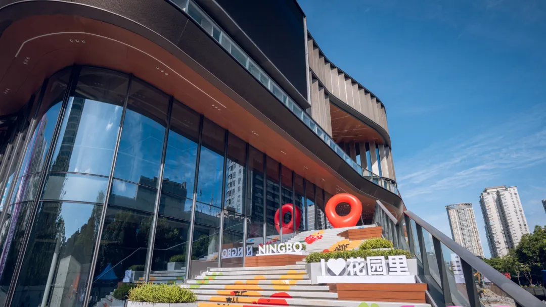 LV北京旗舰店延期开业；霸王茶姬开进大学；百联青浦奥莱二期启动；Moncler或收购BURBERRY