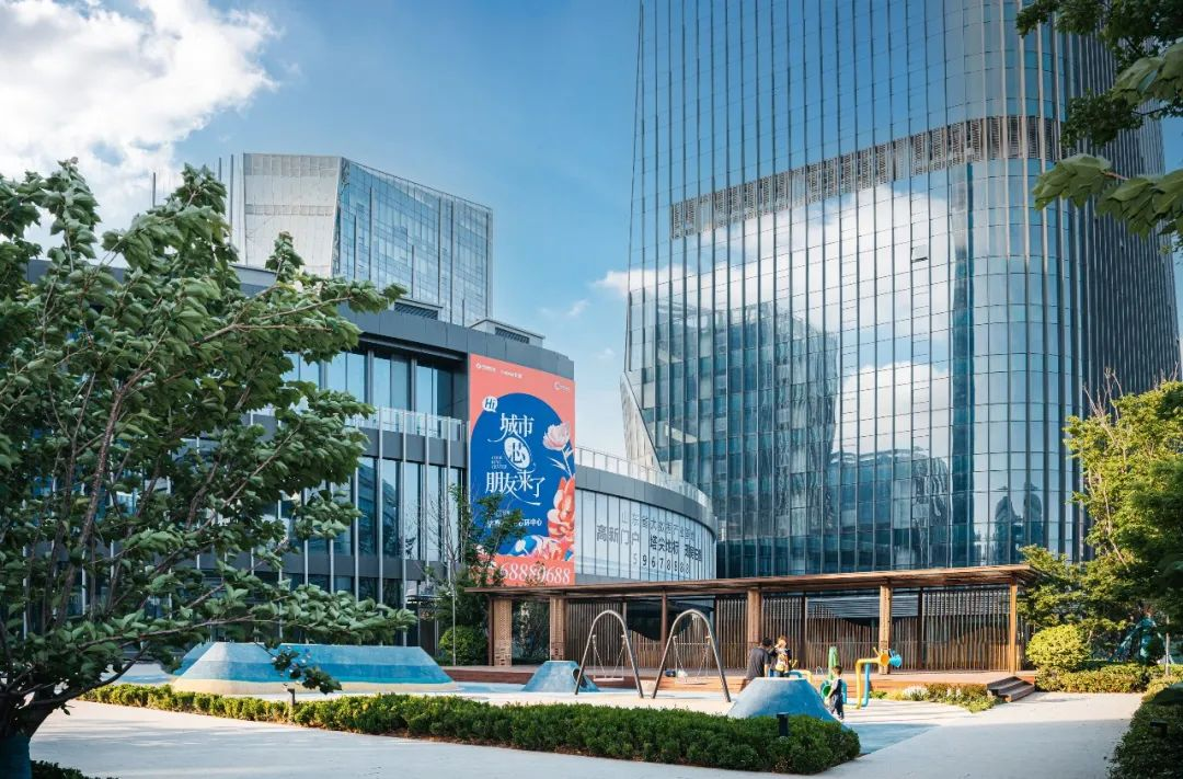 LV北京旗舰店延期开业；霸王茶姬开进大学；百联青浦奥莱二期启动；Moncler或收购BURBERRY