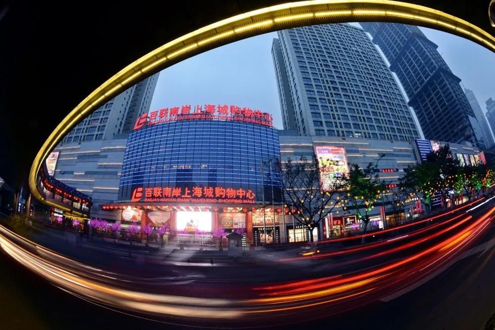 LV北京旗舰店延期开业；霸王茶姬开进大学；百联青浦奥莱二期启动；Moncler或收购BURBERRY